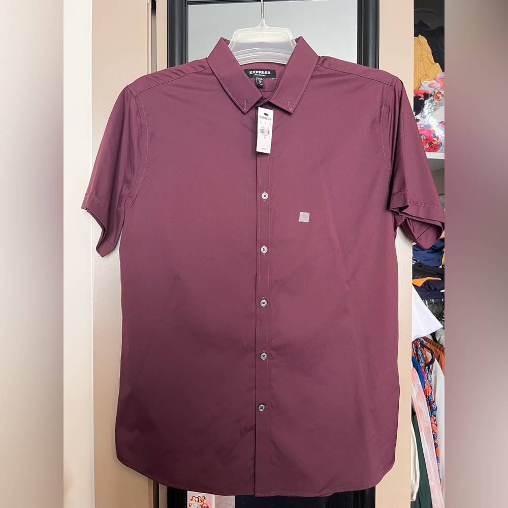 Express men’s medium short sleeve button down shirt. Never worn tags on.